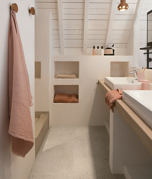 Pavimentos vinílicos de luxo em régua e ladrilho Quick-Step, são perfeitos para a casa de banho
